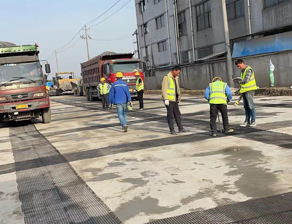 张家界老材料的新故事：玻璃纤维土工格栅如何在‘白改黑’浪潮中重获新生？